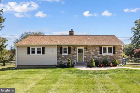 28 E Hillcrest Ave, Chalfont, PA 18914