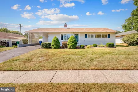 97 Magnolia Dr, Levittown, PA 19054