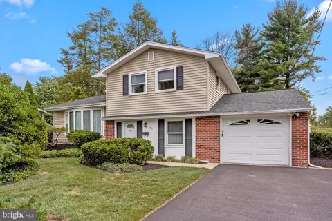 725 Cheryl Dr, Warminster, PA 18974