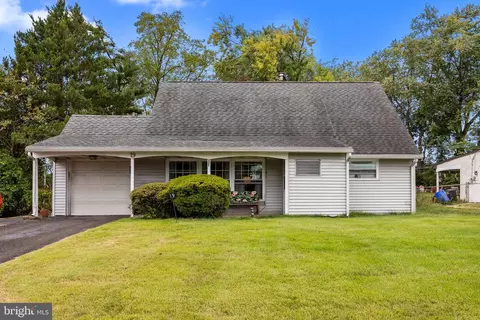 19 Heartwood Rd, Levittown, PA 19056