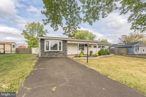 333 Goldenridge Dr, Levittown, PA 19057