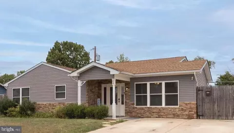 28 Glenwood Ln, Levittown, PA 19055