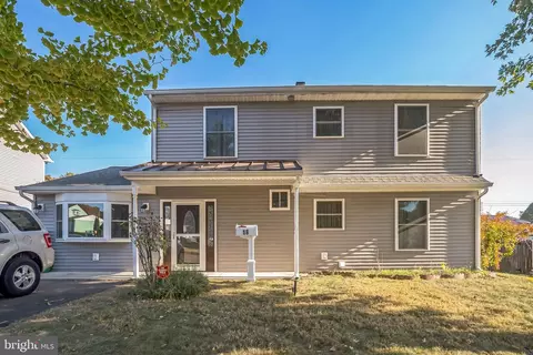 18 Hollyhock Ln, Levittown, PA 19055