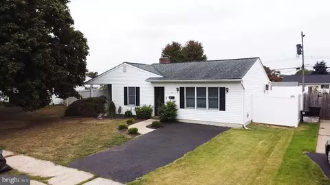 20 Palm Ln, Levittown, PA 19054