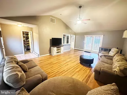 20 Palm Ln, Levittown, PA 19054 photo 5