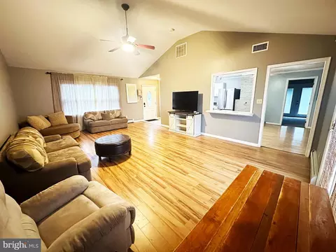 20 Palm Ln, Levittown, PA 19054 photo 4