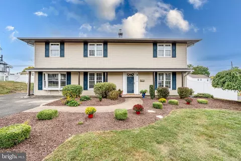 2 Tawny Rd, Levittown, PA 19056
