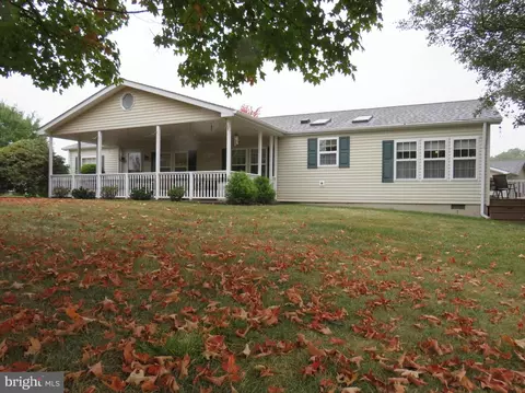 555 Greentree Dr, New Hope, PA 18938