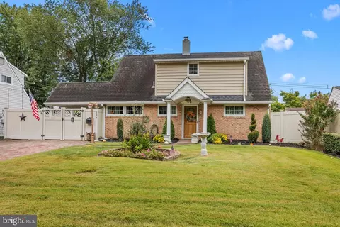 294 Crabtree Dr, Levittown, PA 19055