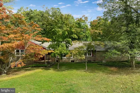 4 Valley Dr, Chalfont, PA 18914