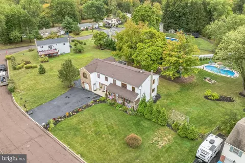 60 Falcon Dr, Chalfont, PA 18914