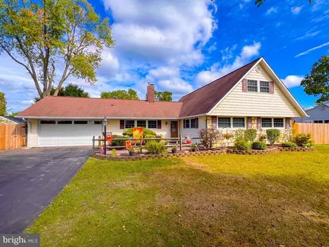 32 Smoketree Rd, Levittown, PA 19056