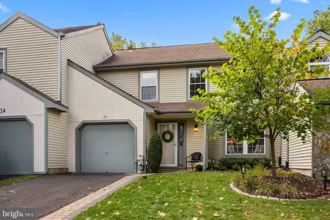25 Laurel Cir, Newtown, PA 18940