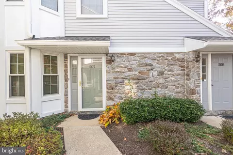 207 Mews Dr #207, Sellersville, PA 18960