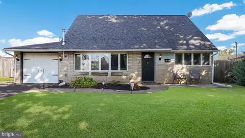 21 Canary Rd, Levittown, PA 19057