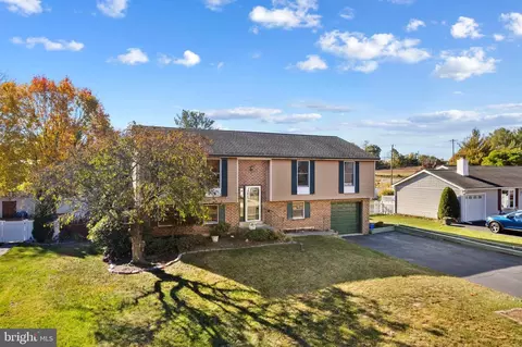 140 Apple Valley Dr, Langhorne, PA 19047