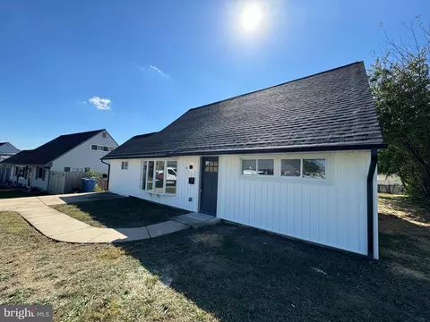 9 Middle Rd, Levittown, PA 19056