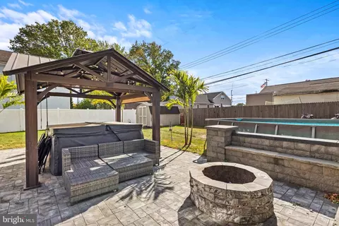 22 Green Lynne Dr, Levittown, PA 19057