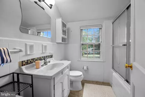 Bath - 1802 Wrightfield Rd, Yardley, PA 19067 photo 3 of 3