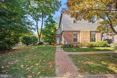 17 Hollybrooke Dr, Langhorne, PA 19047
