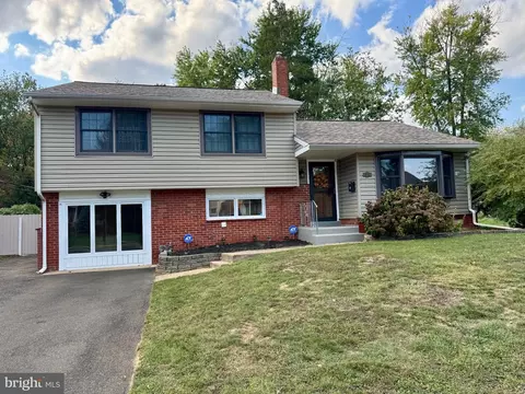 518 Curtis Dr, Morrisville, PA 19067