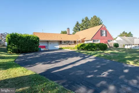 87 Fieldstone Rd, Levittown, PA 19056