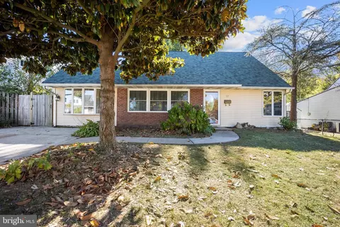 57 Macintosh Rd, Levittown, PA 19056