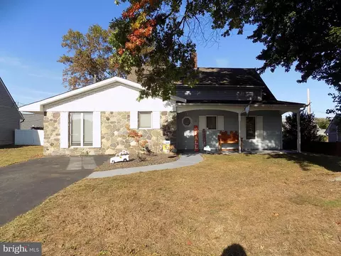 28 River Ln, Levittown, PA 19055