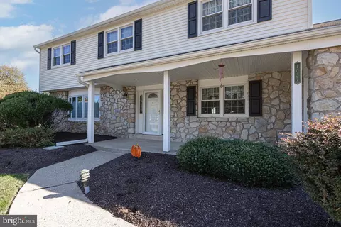 1037 Queens Dr, Yardley, PA 19067