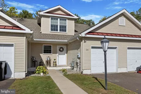 24 Loux Ln, Sellersville, PA 18960