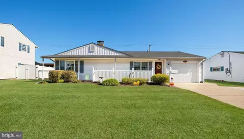 60 Elderberry Dr, Levittown, PA 19054