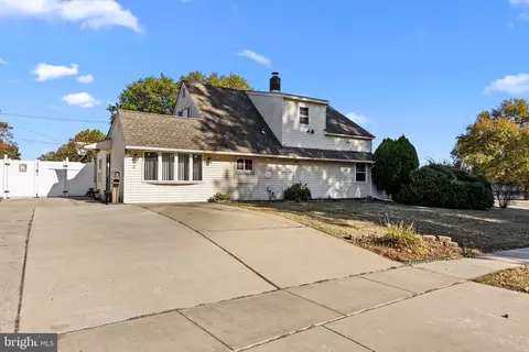 2 Aspen Ln, Levittown, PA 19055