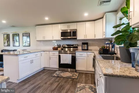 Kitchen - 1483 Hampton Ln, Warminster, PA 18974 photo 2 of 4