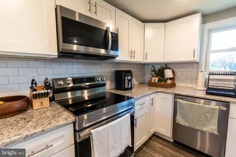 Kitchen - 1483 Hampton Ln, Warminster, PA 18974 photo 4 of 4