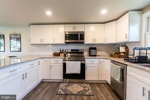 Kitchen - 1483 Hampton Ln, Warminster, PA 18974 photo 3 of 4