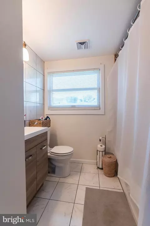 Bath - 1483 Hampton Ln, Warminster, PA 18974 photo 2 of 2