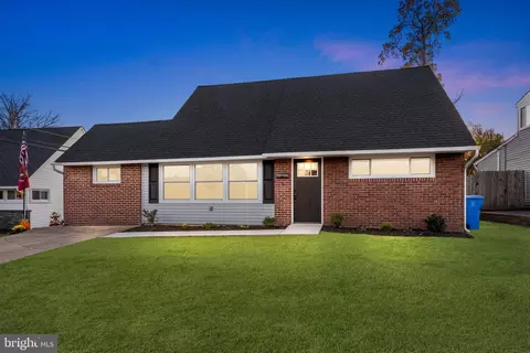 9 Vulcan Rd, Levittown, PA 19057