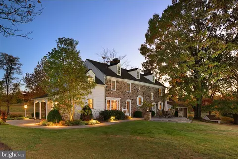 9 Hayhurst Dr, Newtown, PA 18940