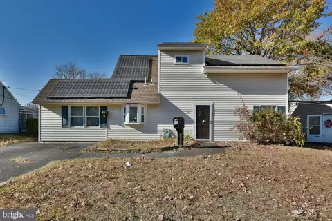 53 Ruby Ln, Levittown, PA 19055