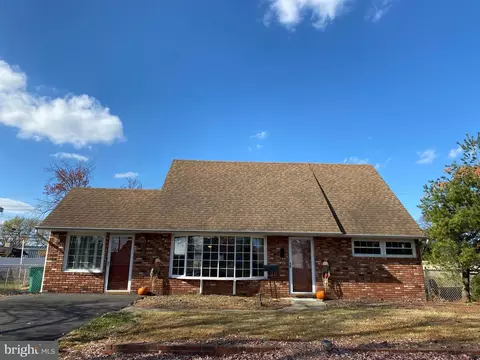 45 Prunewood Rd, Levittown, PA 19056
