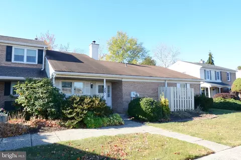 25 Edinboro Cir, Chalfont, PA 18914