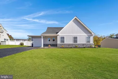 12 Hook Rd, Levittown, PA 19056