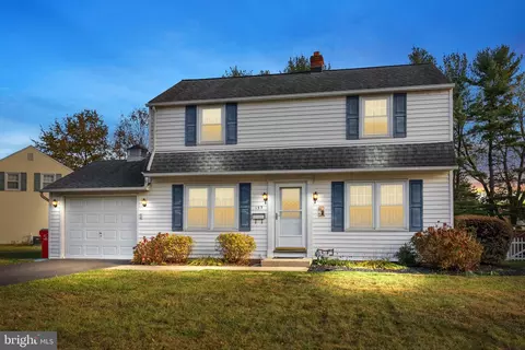 135 Woodlawn Rd, Warminster, PA 18974