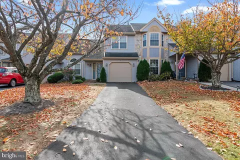 2 Locust Ln, Newtown, PA 18940
