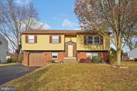 1040 Red Barn Rd, Warminster, PA 18974