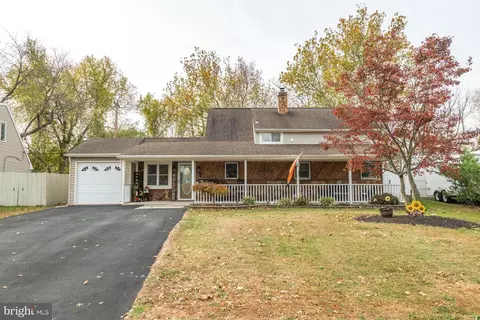 26 Goldenridge Dr, Levittown, PA 19057