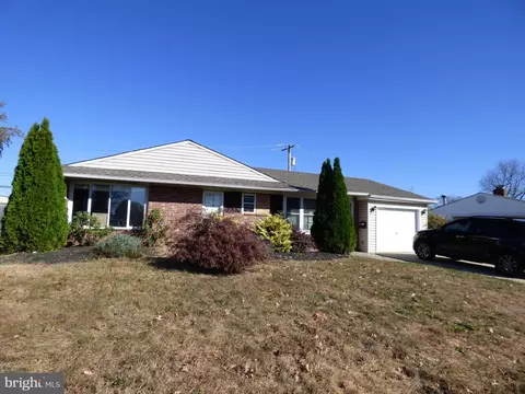 22 Favored Ln, Levittown, PA 19055