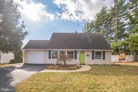2 Plumbridge Dr, Levittown, PA 19056