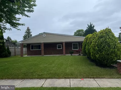 61 Yellowood Dr, Levittown, PA 19057