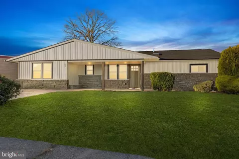 68 Black Pine Ln, Levittown, PA 19054